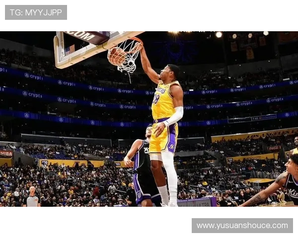 里弗斯展现速度优势快速反击无视防守轻松上篮得分